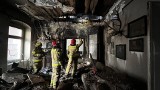 Pożar w kamienicy w Jaworze. Dramatyczna akcja, na strażaka runął strop [ZDJĘCIA]