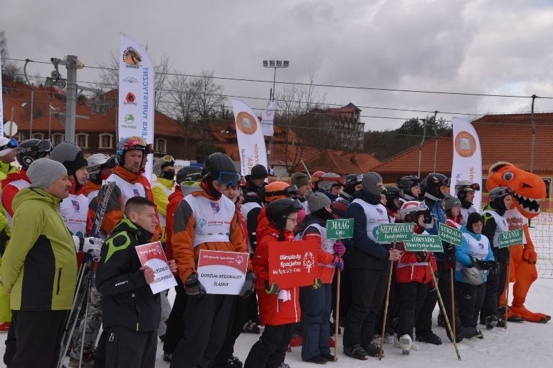 Zawodnicy z Klubów Olimpiad Specjalnych z czterech województw rywalizowali na stoku w Bałtowie [ZDJĘCIA] 