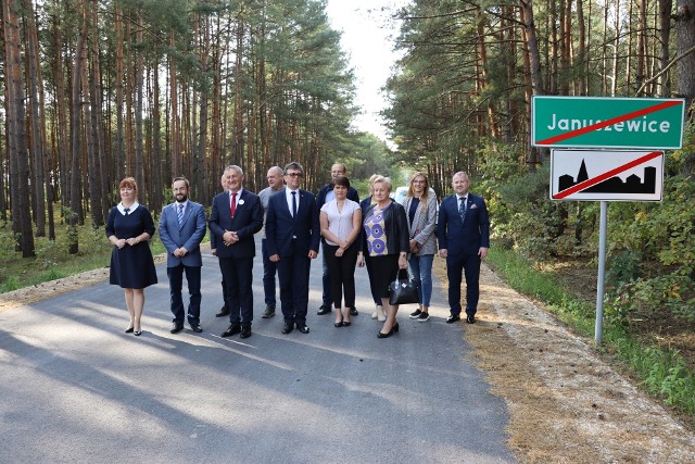 Uczestnicy odbioru rozbudowanej drogi powiatowej w Januszewicach.