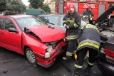 Legnica: Cztery samochody zderzyły się na skrzyżowaniu. Dwie osoby poszkodowane (ZDJĘCIA)