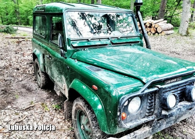 Sprawca po pokonaniu zabezpieczeń ukradł m.in. sprzęt turystyczny i wędkarski, pilarkę spalinową oraz Land Rovera o wartości 30 tys. złotych.