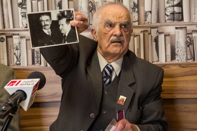 Jacek Bujak pokazuje słynne zdjęcie z Lechem Wałęsą