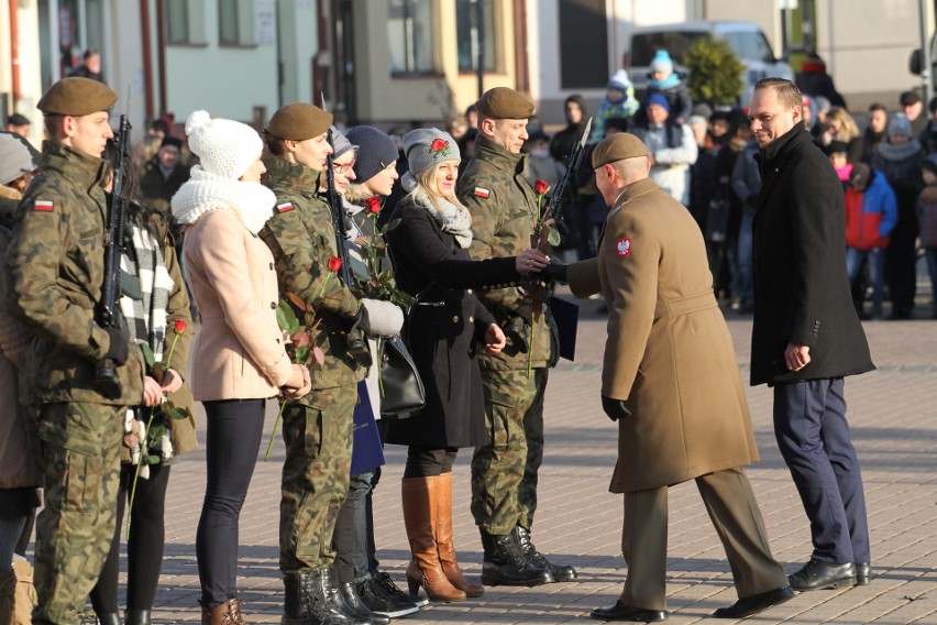 Na Placu Bartosza Głowackiego w Tarnobrzegu  „Terytorialsi” wypowiedzieli rotę przysięgi wojskowej. Było bardzo uroczyście (duzo zdjęć)