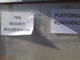 Sosnowiec: "TVN bękarty bolszewików", "Platforma konfidenci". Obraźliwe kartki naklejone na przystanku autobusowym