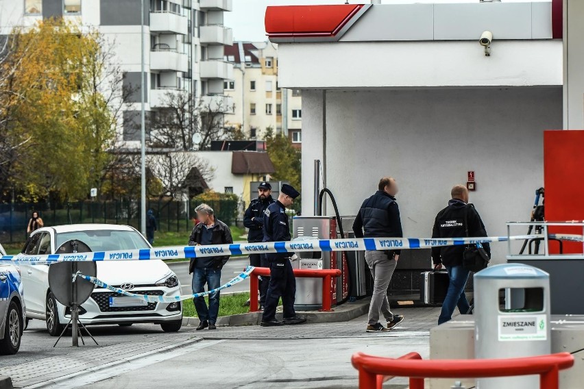 Samopodpalenie w Bydgoszczy. Młody mężczyzna polał się benzyną z dystrybutora na stacji paliw i podpalił [zdjęcia z miejsca zdarzenia]