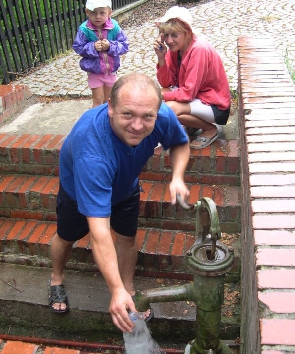 Grzegorz Paczkowski napełnił wczoraj butelkę leczniczą wodą. Do Bryksów przyjechał z żoną Bernardą i synem Piotrusiem.