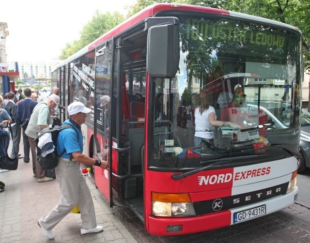Autobus Nord Expressu na przystanku przy al. Sienkiewicza, chwilę przed nim odjechał Ramzes. 
