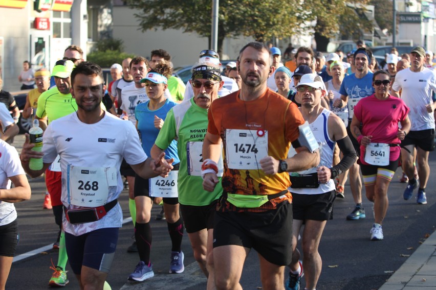 Zdjęcia z maratonu w Poznaniu 2018 - biegacze na pierwszym...