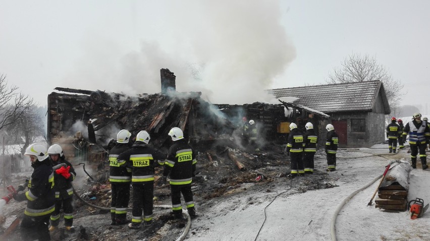 Szerzyny. Pożar strawił drewniany dom. Mieszkańcy ledwo uszli z życiem [ZDJĘCIA]