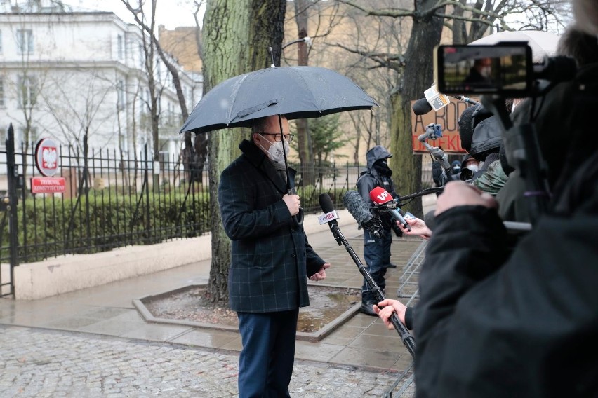 Adam Bodnar opuszcza TK po ogłoszeniu wyroku w związku z...