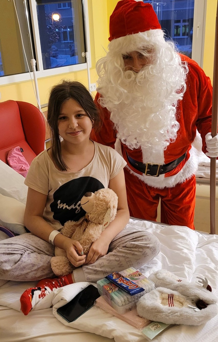 Święty Mikołaj z wizytą u dzieciaków w starachowickim szpitalu. Były uśmiechy maluchów i góra prezentów. Zobacz zdjęcia
