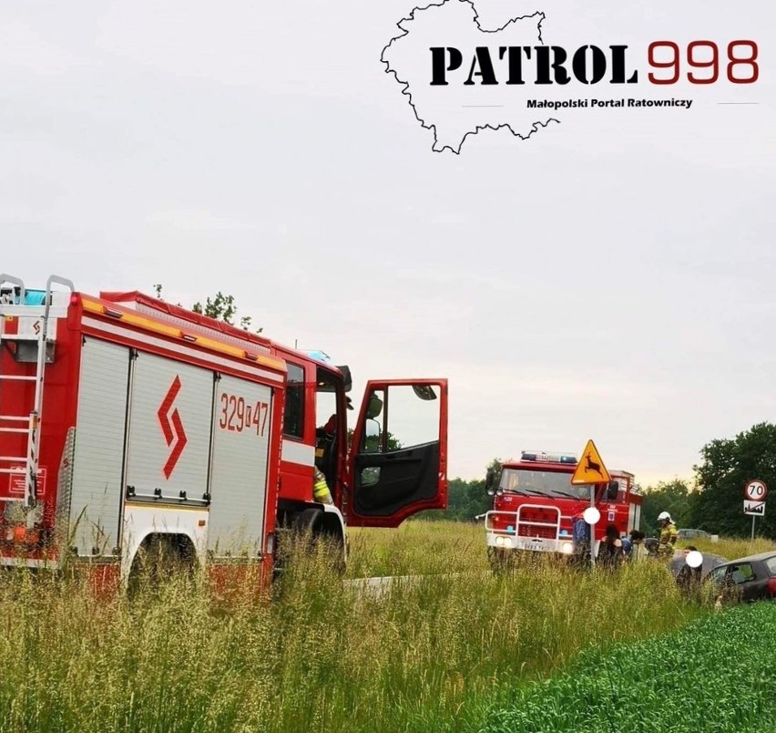Wypadek w Czernichowie. Jest osoba ranna, droga powiatowa została całkowicie zablokowana