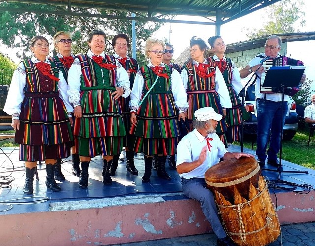 Festyn rodzinny w Wąsoszu - na scenie zespół ludowy " Korniczanki " przy akompaniamencie akordeonisty Jana Buklada