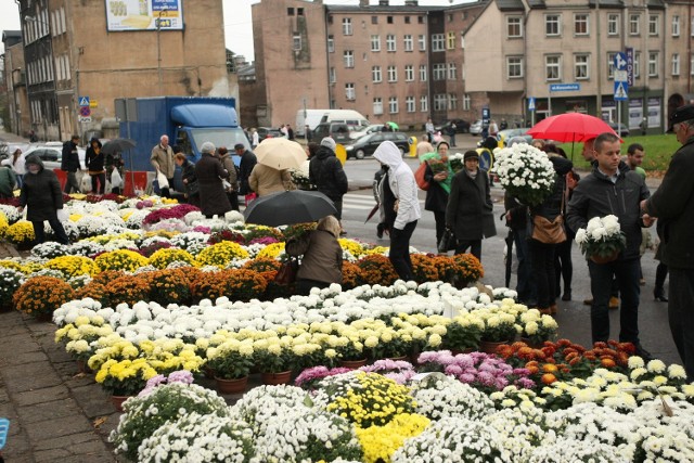 Ceny zniczy i usług w Słupsku przed 1 listopadaZnicze i kwiaty warto kupić kilka dni przed Wszystkimi Świętymi.