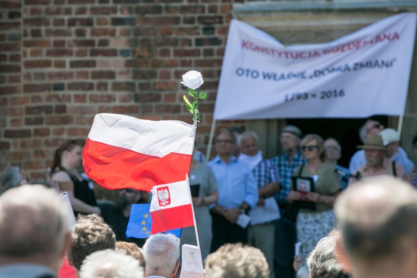 Kraków. Skromna manifestacja KOD na Rynku Głównym [ZDJĘCIA]