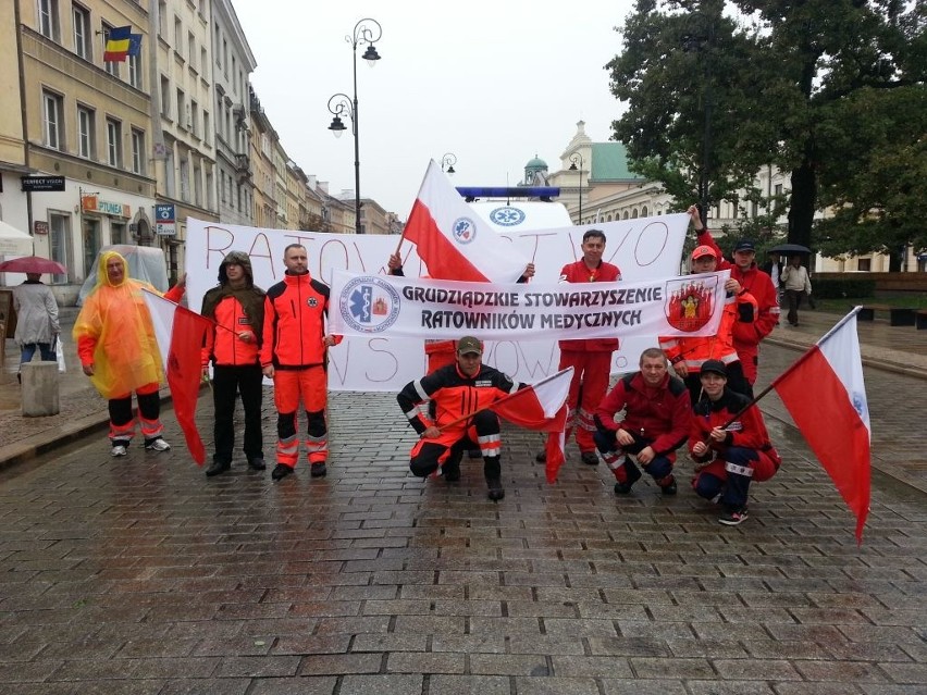 Ratownicy medyczni z Grudziądza przyłączyli się do protesujących związkowców w stolicy