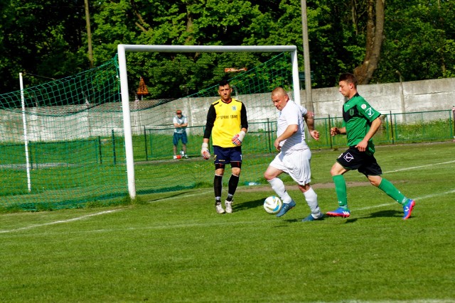 Zagłębie Piechcin  -  Burza Nowa Wieś Wielka  0:0Po porażce w Barcinie miejscowe Zagłębie podejmowało na własnym boisku Burzę Nową Wieś Wielką. Wszyscy zebrani na trybunach kibice liczyli na zdobycie kompletu punktów. Przez całe spotkanie podopieczni Piotra Marcisza dominowali na boisku. Goście cofnięci broniąc własnej bramki ograniczali się do gry z głębokiej kontry. W pierwszych czterdziestu pięciu minutach Zagłębie stworzyło sobie trzy - cztery sytuacje, które powinny zakończyć się zdobyciem prowadzenia. Cóż z tego kiedy piłka jak zaczarowana nie chciała wpaść do bramki. W drugiej odsłonie było podobnie kolejne zmarnowane sytuacje nie dawały nadziei na strzelenie bramki.  Po 90 minutach gry rozczarowani kibice opuszczali boisko.(mw)Zobacz także: Pałuczanka Żnin na własnym boisku pokonała Mikrusa Szadłowice [zdjęcia] "Niedziela bez handlu" - zwiastun nowego filmu katastroficznego hitem w sieciDzień Dobry TVN