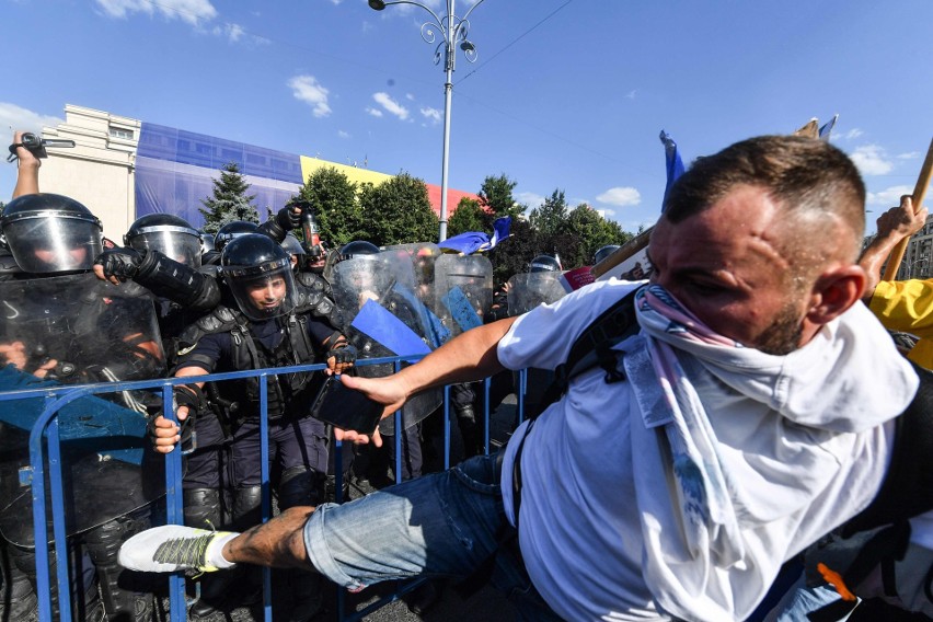 Antyrządowe protesty w Rumunii [ZDJĘCIA] Manifestacja i zamieszki w Bukareszcie. Doszło do starcia z policją, wiele osób rannych [WIDEO]