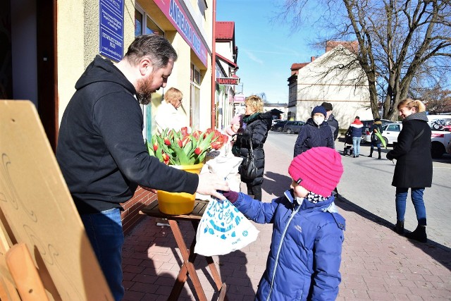 Walentynki dla bezdomnych zwierząt ze schroniska U Machowiaków w Tarnobrzegu. W niedzielę, 13 lutego w zamian za karmę lub datek można było otrzymać tulipana.