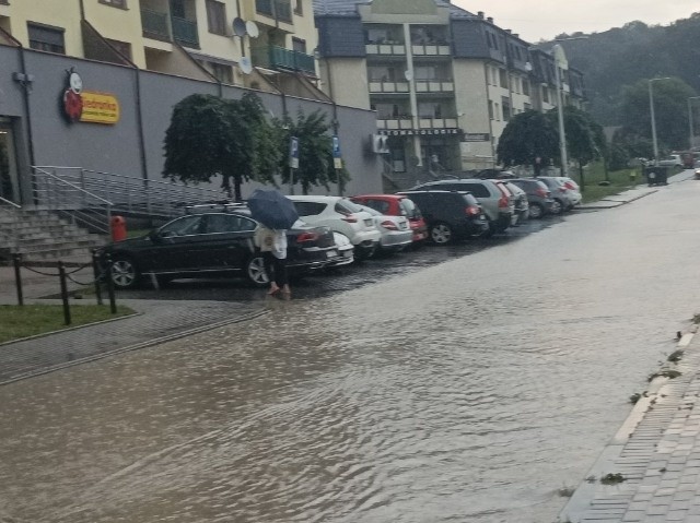 Z powodu ulewy najbardziej zalana była ul. Południowa, którą...