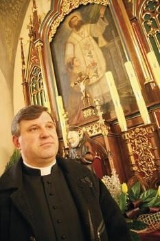 Ksiądz Marek Kuzak mówi, że w parafii w Lubczy św. Walenty to patron drugorzędny, co nie znaczy gorszy Fot. Piotr Subik