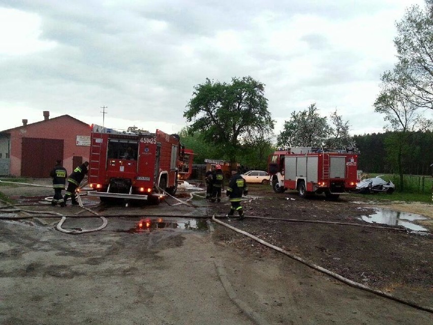 Pożar składowiska części samochodowych w Łazach koło Tuplic....
