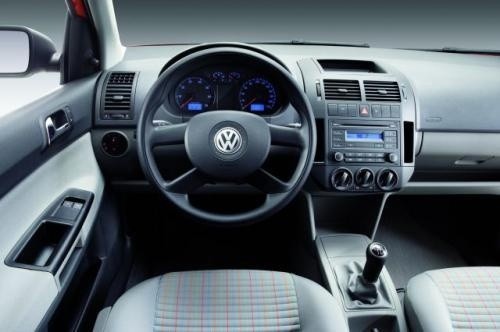 Fot. Volkswagen: Uporządkowany, przejrzysty kokpit małego...