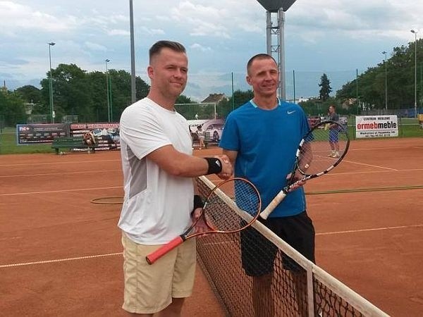 Wojciech Guśniowski (z lewej) i Wojciech Nieśpiał przed meczem finałowym. Wygrał W. Guśniowski.