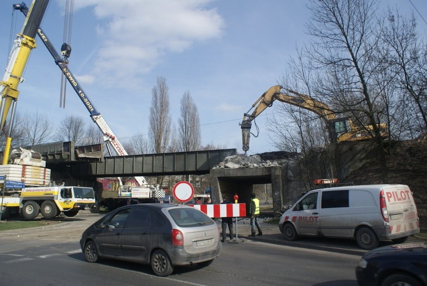 Trwa wyburzanie starego wiaduktu kolejowego nad ulicą...