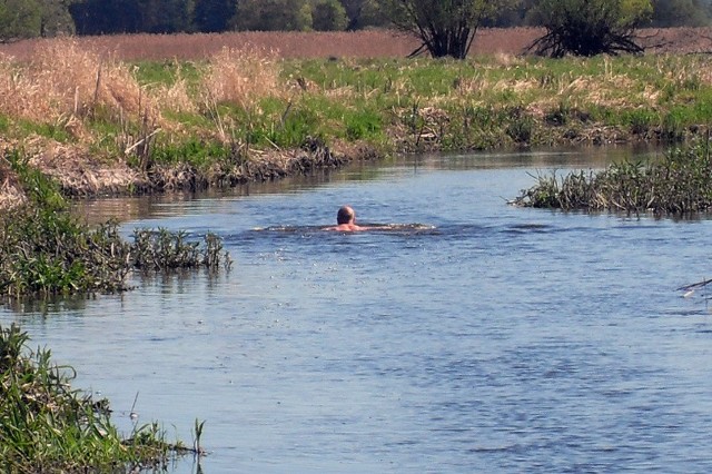 Słoneczna pogoda przyciągnęła łapian na plażę do Uhowa. Chociaż woda jest jeszcze zimna ludzie się kąpią. Robią to na własne ryzyko, bowiem woda nie została jeszcze przebadana.