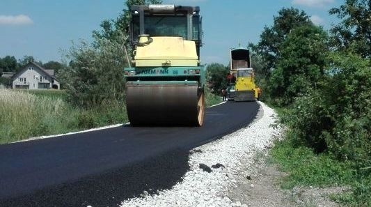 Nowe nawierzchnie asfaltowe położono podczas tegorocznych wakacji na drogach w gminie Pacanów.