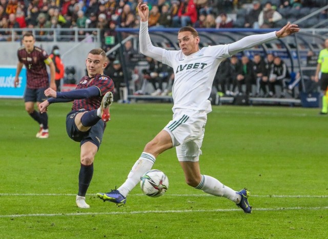 Śląsk Wrocław z Pogonią Szczecin 1:2 w meczu 15. kolejki PKO Ekstraklasy. Oceniliśmy piłkarzy Śląska za występ w tym spotkaniu. Oceny w skali od 1 do 10, gdzie 10 to klasa światowa, a 1 występ poniżej wszelkiej krytyki. WAŻNE! Do kolejnych piłkarzy można przejść za pomocą gestów lub strzałek