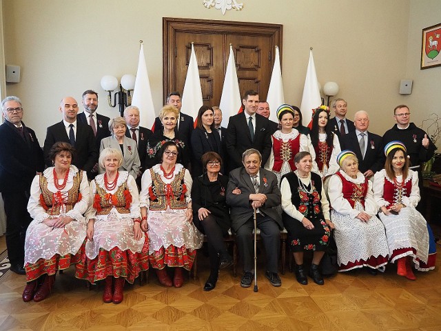 Czternaście osób odebrało w poniedziałek, 3 kwietnia 2023 r. z rąk wojewody łódzkiego Tobiasza Bocheńskiego ordery i odznaczenia, nadane przez Prezydenta Polski za zasługi dla sportu i kultury w Łódzkiem.