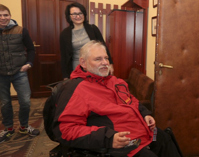 Marek Sołtys, znany jako szalony wózkowicz, który działa na rzecz osób z niepełnosprawnością,odwiedził wczoraj Słupsk.