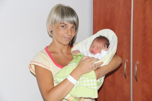 Syn Agnieszki i Mariusza Chmielów z Baranowa urodził się 25 sierpnia. Ważył 3320 g, mierzył 55 cm. W domu czeka na niego starszy brat Kacperek &#8211; 4 lata. Na zdjęciu z mamą