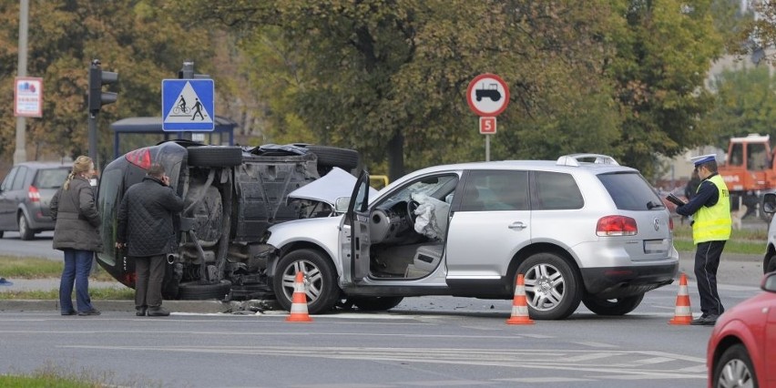 Pasażerka mercedesa trafiła do szpitala.