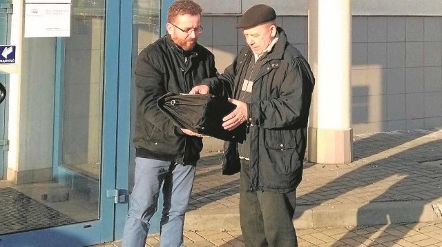 Wojciech Pengiel (z lewej) i Janusz Jurkowski przeglądają dokumenty dotyczące przywrócenia biura