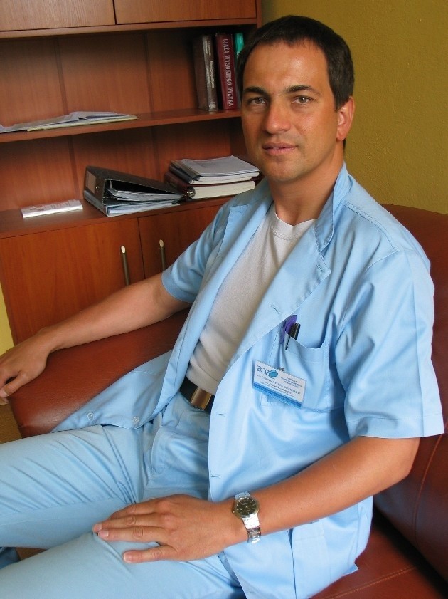 Paweł Kołomyjec ma 35 lat, pracuje w szpitalu w Głogowie od 1 marca. Specjalista ginekologii i położnictwa, żeglarz. Pracował w Specjalistycznym Szpitalu Ginekologiczno-Położniczym w Wałbrzychu.