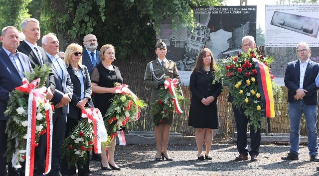Przed historycznym budynkiem w Brzeszczach Borze oddano hołd ofiarom Karnej Kompanii Kobiet KL Auschwitz – Bor/Budy utworzonej przez Niemców 25 czerwca 1942 roku