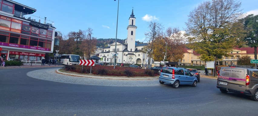 Korki na rondzie w Krynicy-Zdrój to zmora turystów i mieszkańców. W końcu jest rozwiązanie uciążliwego problemu. Czy to wystarczy?