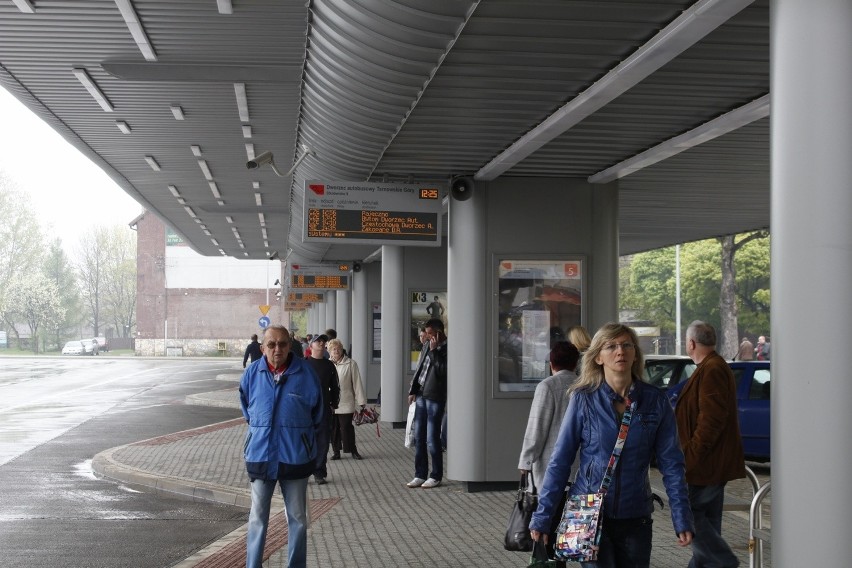 Dworzec autobusowy w Tarnowskich Górach po otwarciu. Jest dobrze! [TEST DZ]