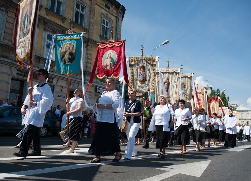 Procesja Bożego Ciała ma charakter dziękczynny i radosny.