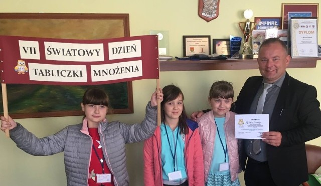 Uczennice ze Szkoły Podstawowej w Kłucku wręczyły wójtowi Radoszyc Michałowi Pękali tytuł Eksperta Tabliczki Mnożenia