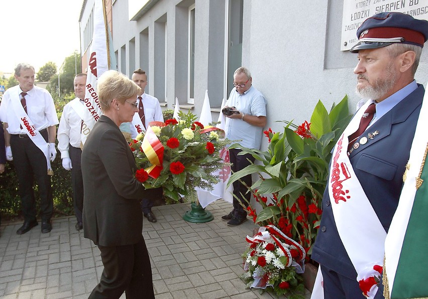 Złożyli kwiaty i zagrali "Mury" pod tablicą MPK w Łodzi