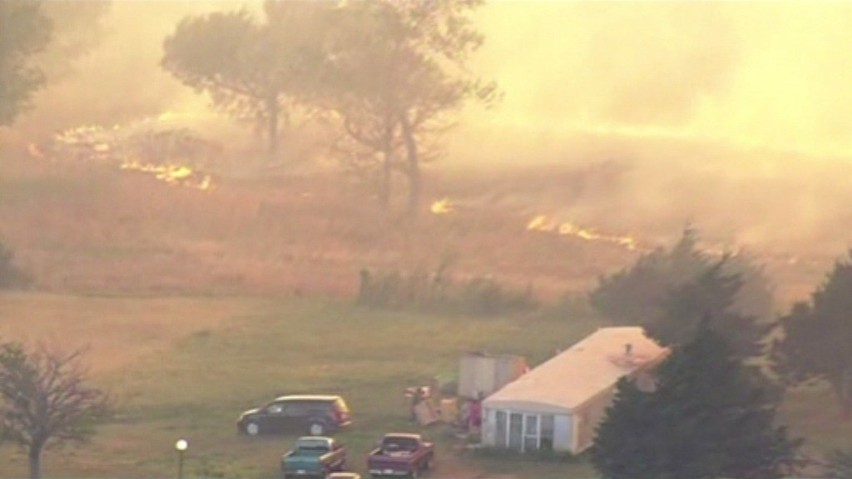 Pożar traw zebrał żniwo: 20 domów doszczętnie spłonęło...