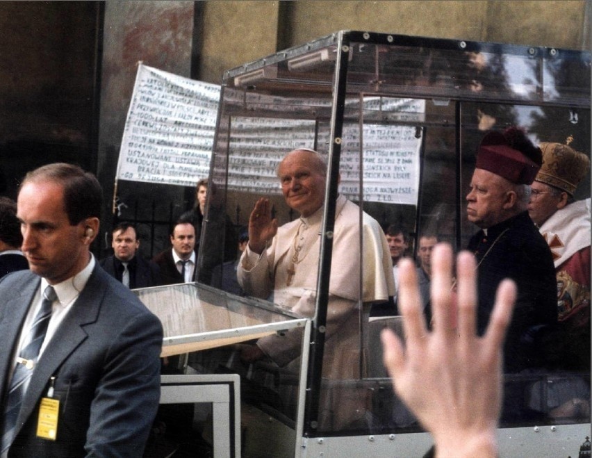 Ojciec Święty Jan Paweł II podczas pielgrzymek na...