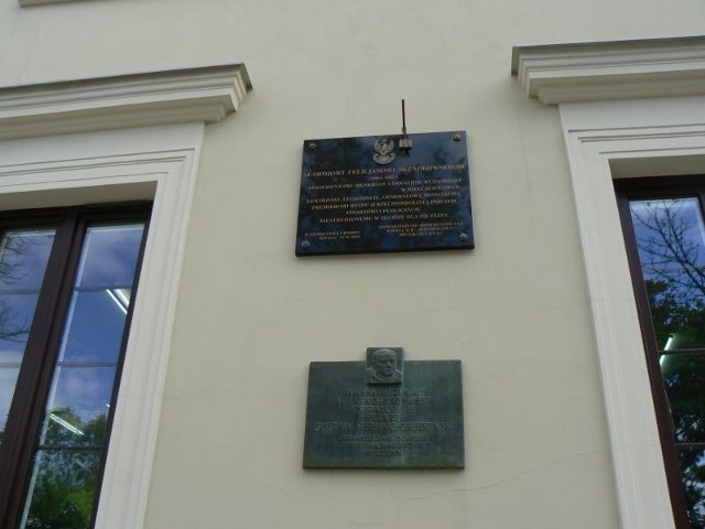 Tablica poświęcona Sławojowi Felicjanowi Składkowskiemu została wmurowana nad tablicą innego słynnego absolwenta szkoły &#8211; Gustawa Herlinga-Grudzińskiego.
