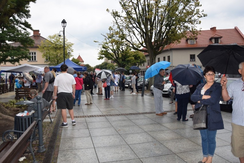 Seniorzy na koncercie Waweli. Krzeszowickie integracje z tańcami przed sceną [ZDJĘCIA]