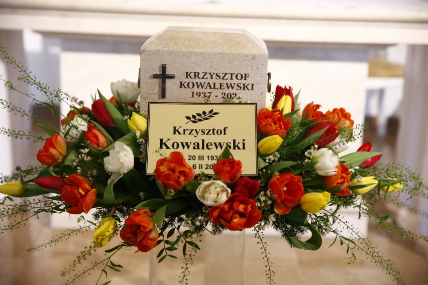 Pogrzeb Krzysztofa Kowalewskiego [ZDJĘCIA] Aktor został pochowany na Starych Powązkach w grobie rodzinnym