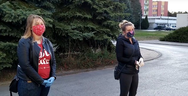 Od lewej: Aneta Spyra i Sylwia Grządziela podczas przekazywania paczek dla Szpitala Powiatowego w Kozienicach.